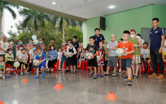Văn Quyết, Quang Hải và Văn Hậu đến thăm những trẻ em ung thư
