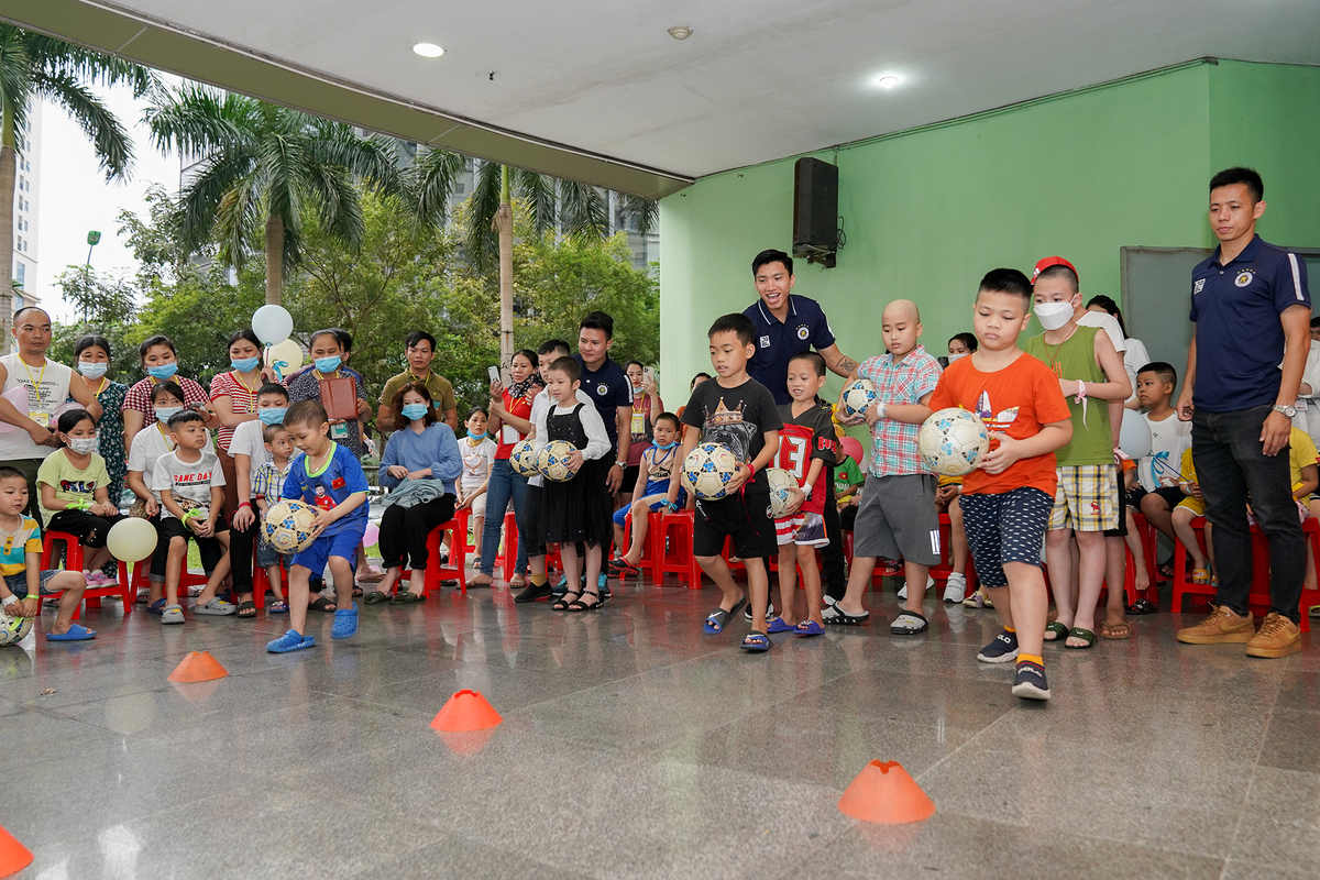 Văn Quyết, Quang Hải và Văn Hậu đến thăm những trẻ em ung thư