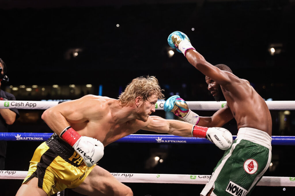 Mayweather không thể knock-out đối thủ Logan