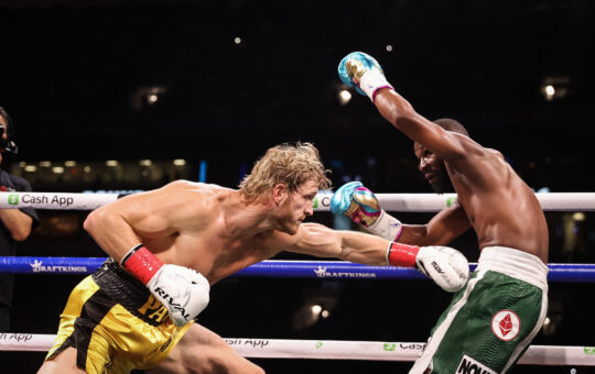 Mayweather không thể knock-out đối thủ Logan