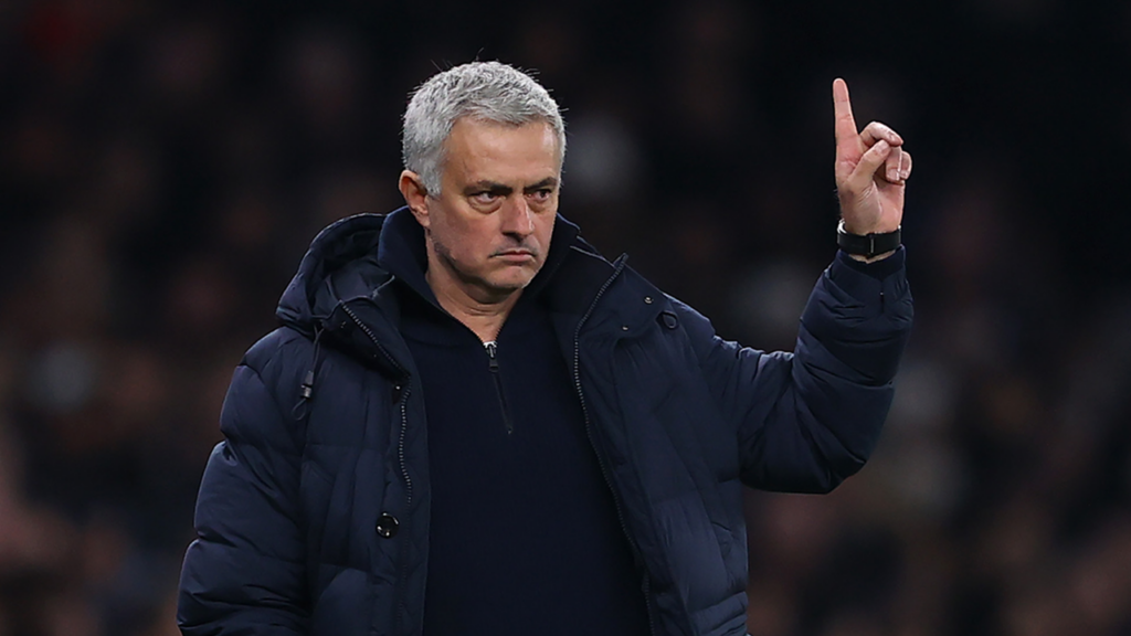 Jose Mourinho chấm dứt thời gian làm việc sau 18 tháng tại CLB