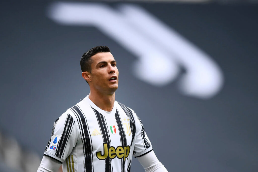 Ronaldo bị hạ bệ tại ở chiến dịch quảng bá áo đấu mùa 2021/22