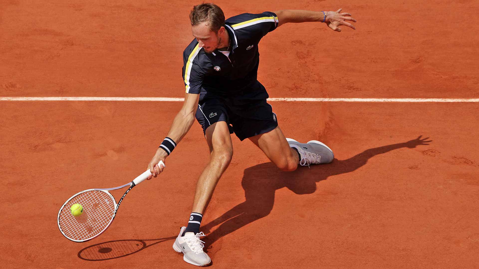 Medvedev cùng lần đầu vào tứ kết Roland Garros