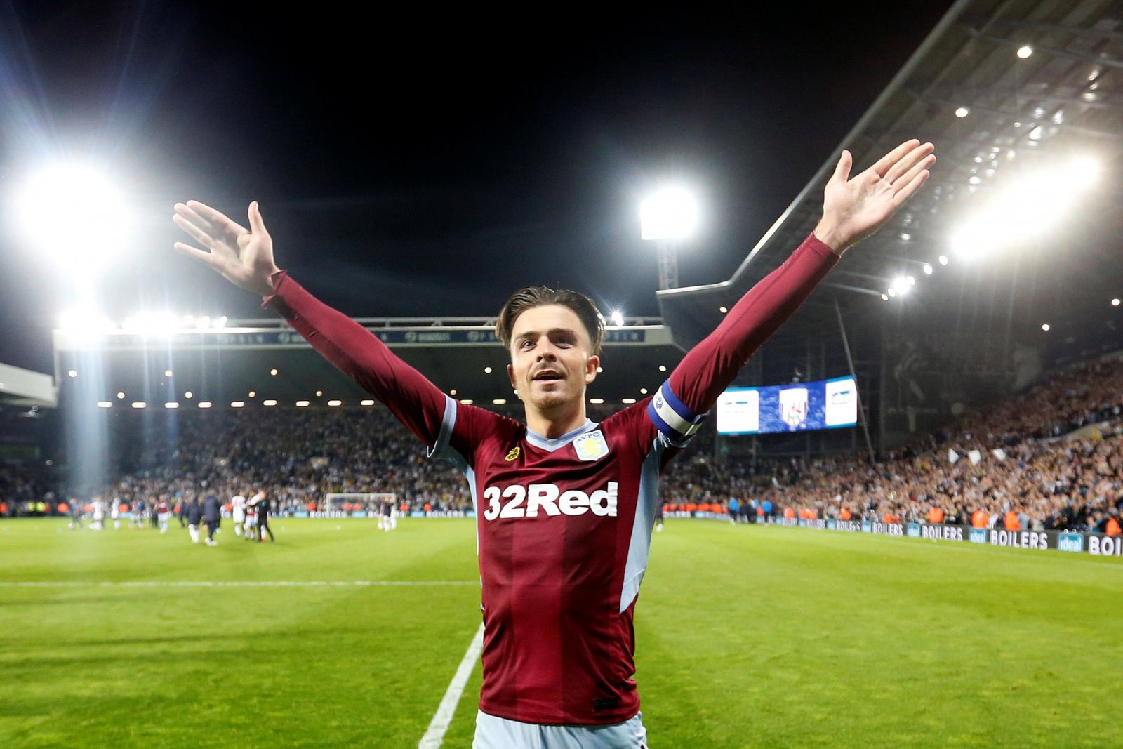 Hành động là đeo tất ngắn của tiền vệ Jack Grealish